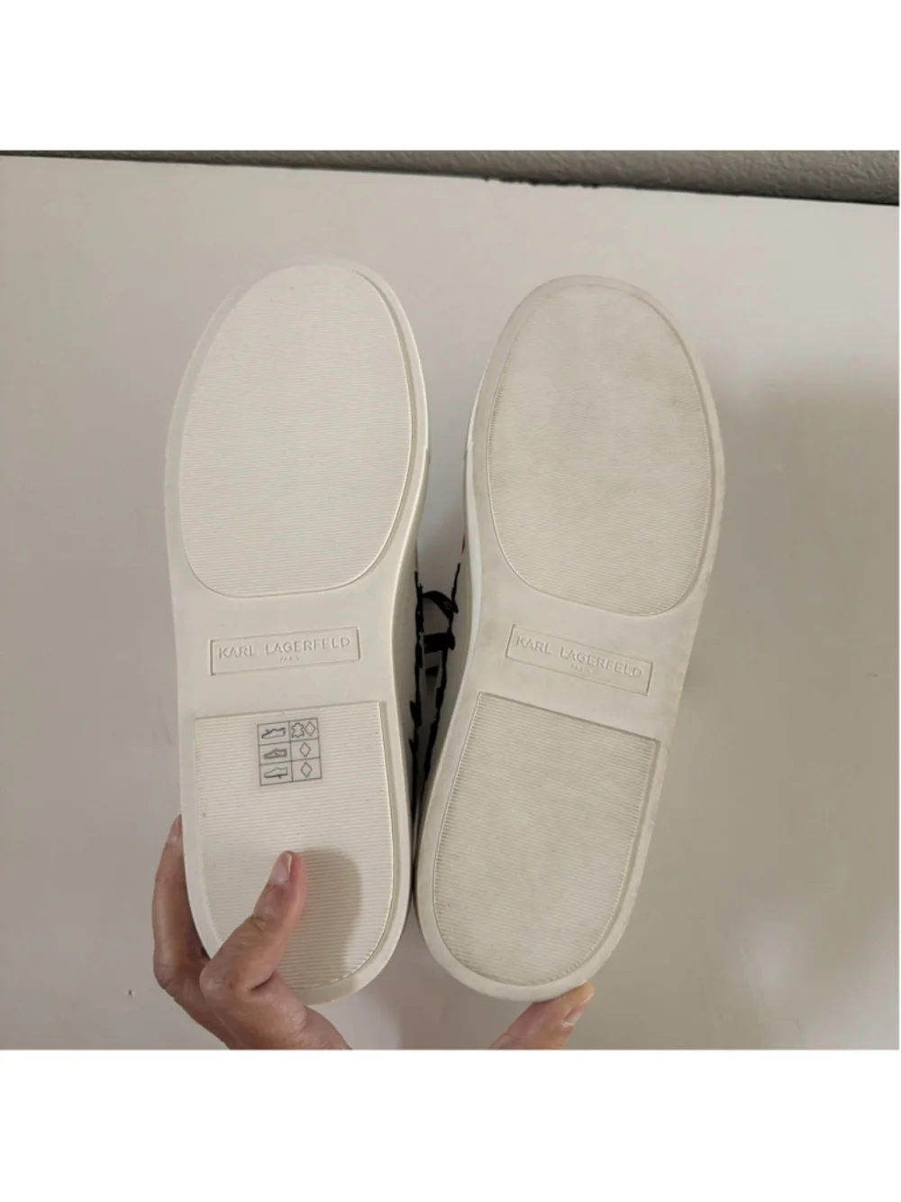 NEW Karl Lagerfeld Paris Women's Cate Pins Embellished Sneakers Size 9 Leather